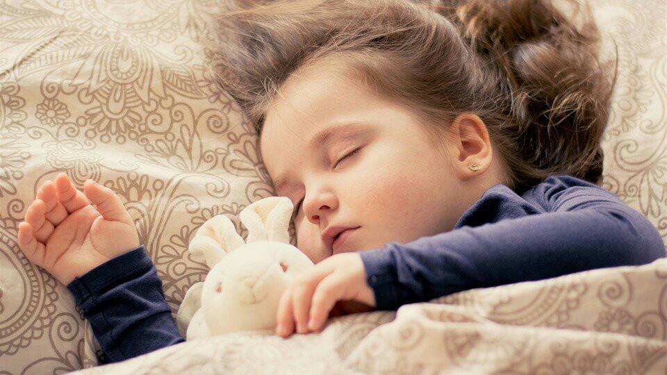 Ребенок крепко спит и мочит постель. ребенок писается ночью: что делать?