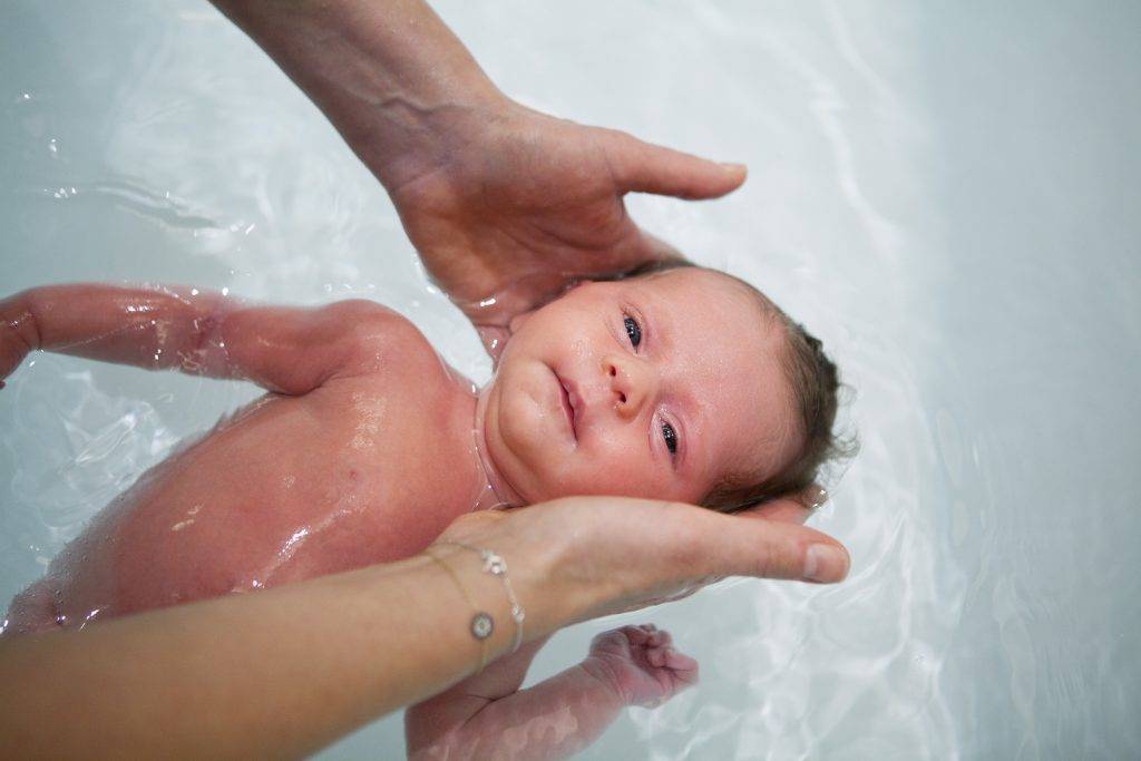 В какой воде купать новорожденного ребенка и нужно ли ее кипятить
