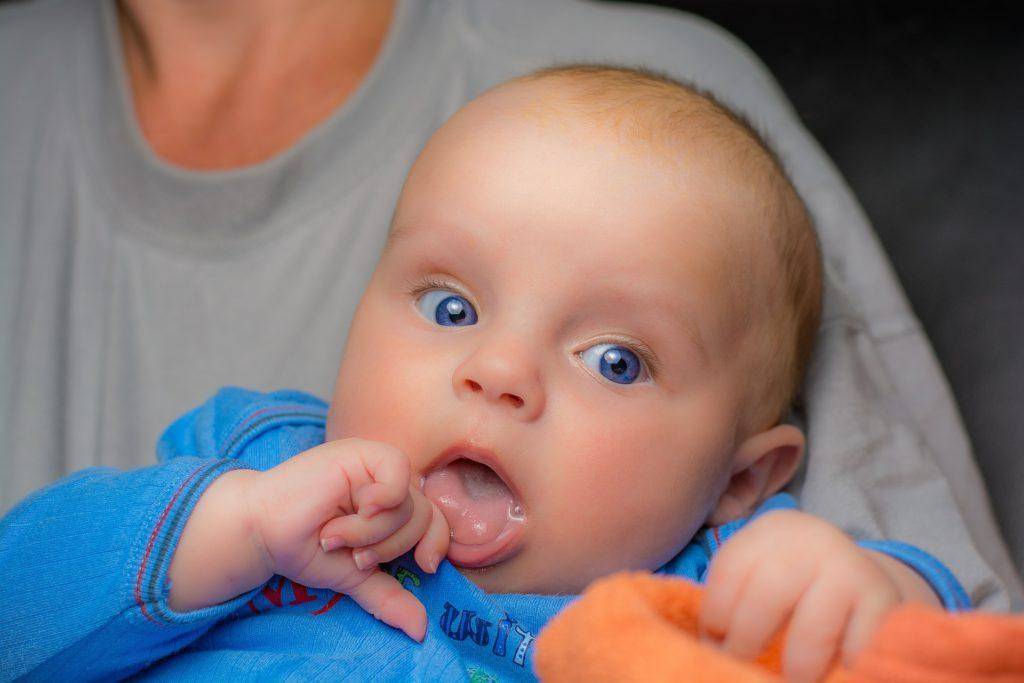 Запах изо рта у ребенка: почему неприятно пахнет, причины и что делать