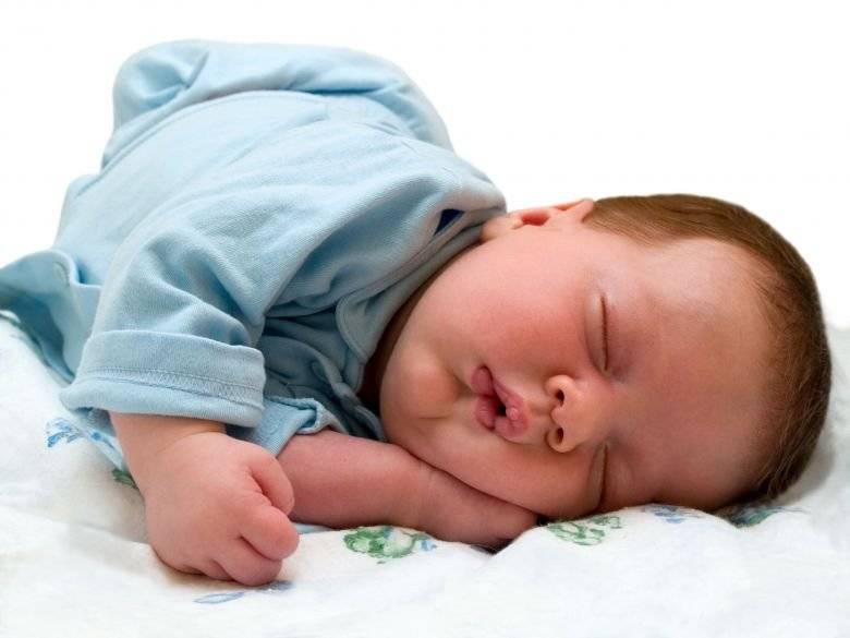 Новорожденный закатывает глаза: основные причины и лечение