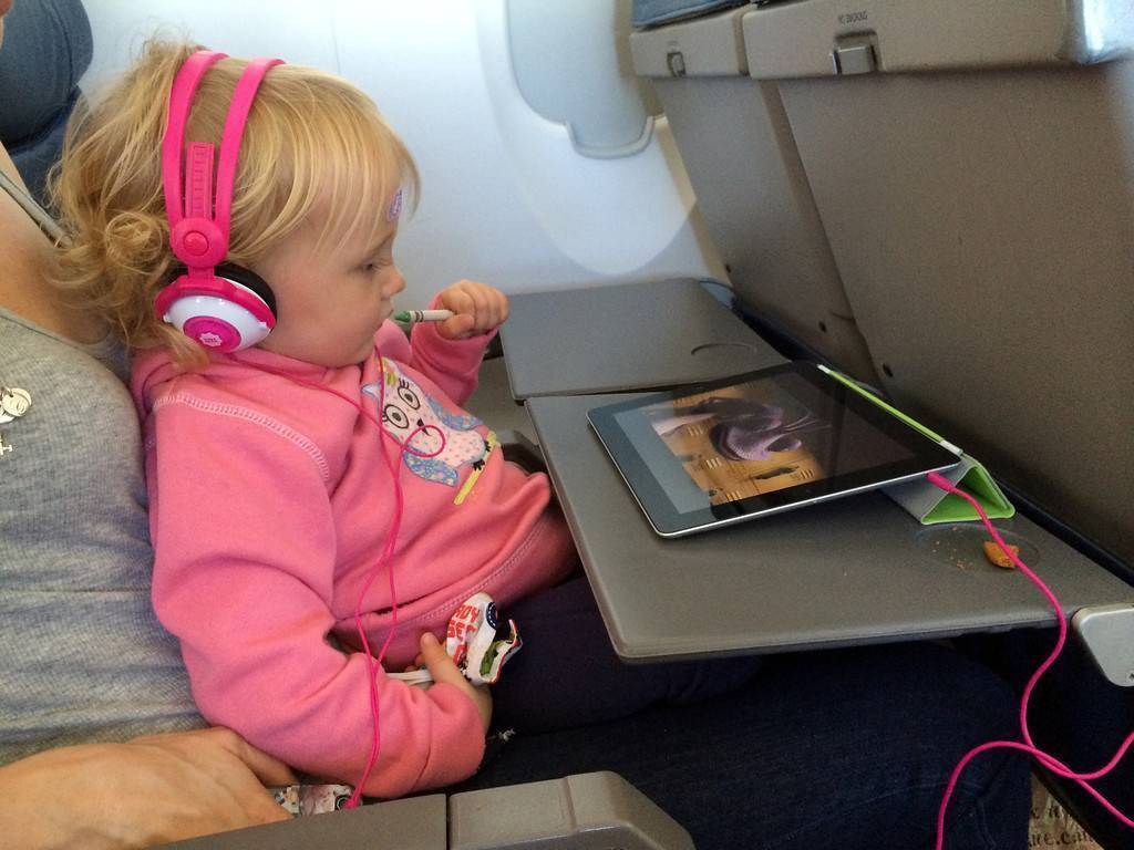 Как развлечь ребенка во время авиаперелета