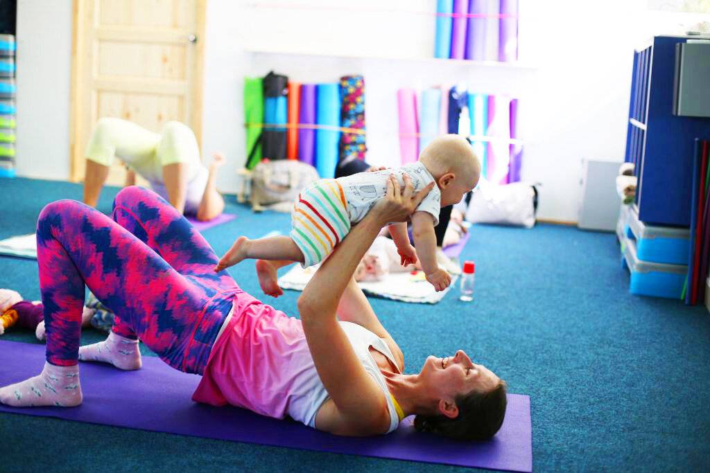 Фитнес для мамы с ребёнком дома: как совместить приятное с полезным – мамульчик