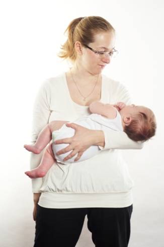 Как держать новорожденного малыша