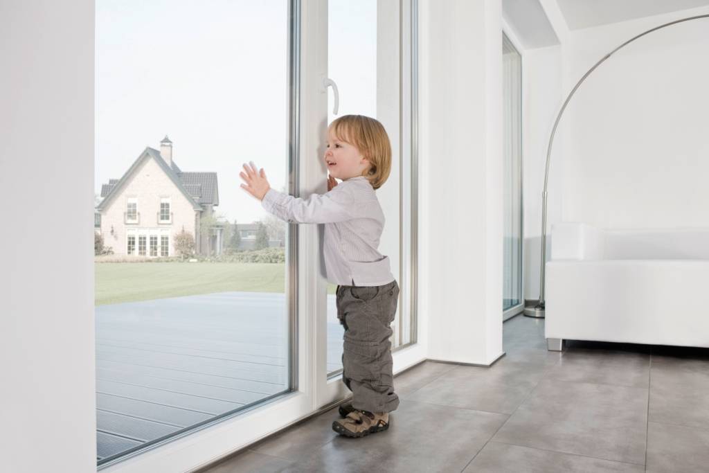 Безопасность ребенка дома - как обезопасить от детей окна, углы, лестницу?