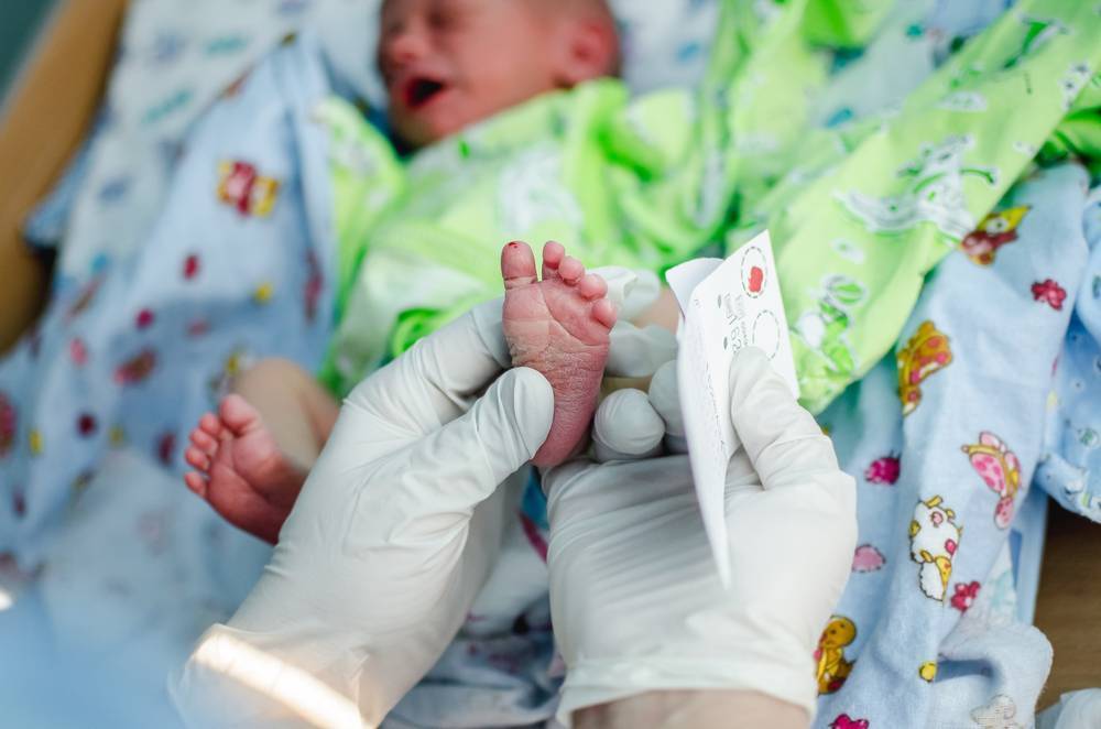 Когда и зачем делают прививки в роддоме новорожденным