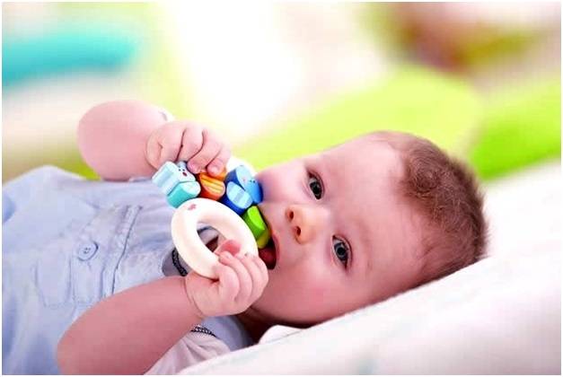 Погремушка для новорожденного: виды, когда начинать давать игрушки ребенку?