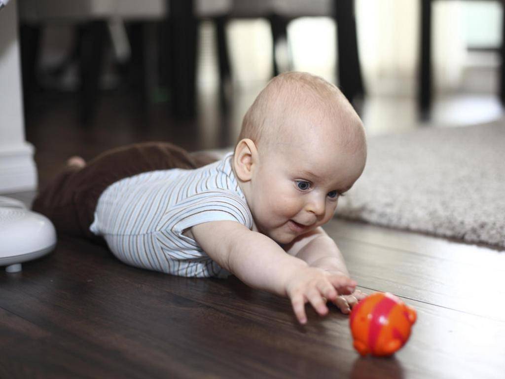 Развитие ребенка в 4 месяца: особенности у мальчиков и девочек