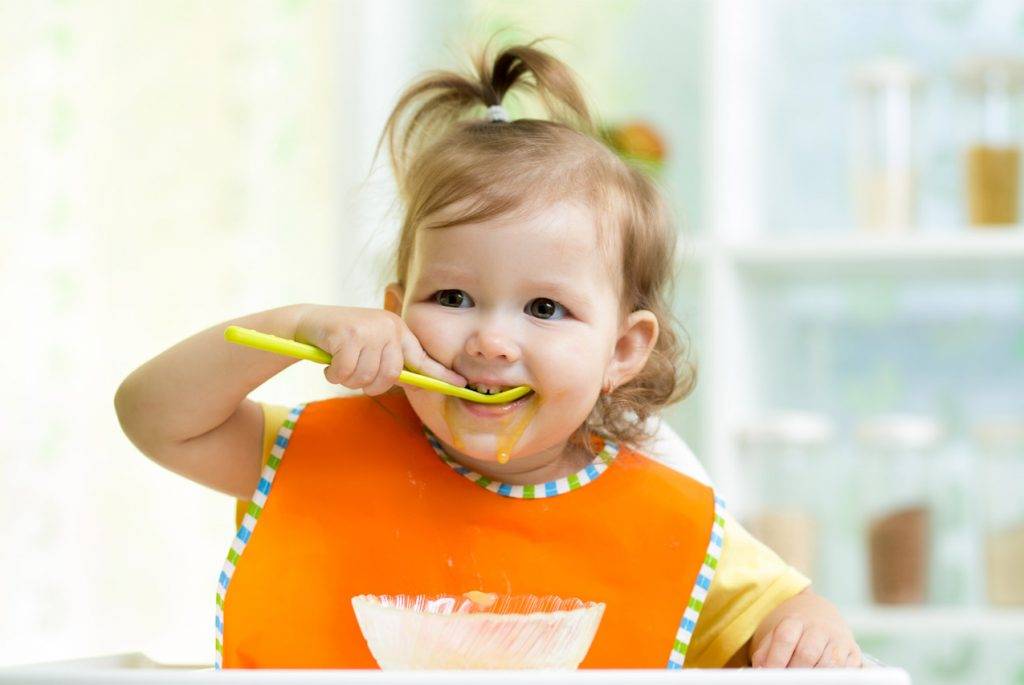 Как накормить малоежку. почему нельзя кормить ребенка под мультики . ошибки родителей в питании детей после 3 лет