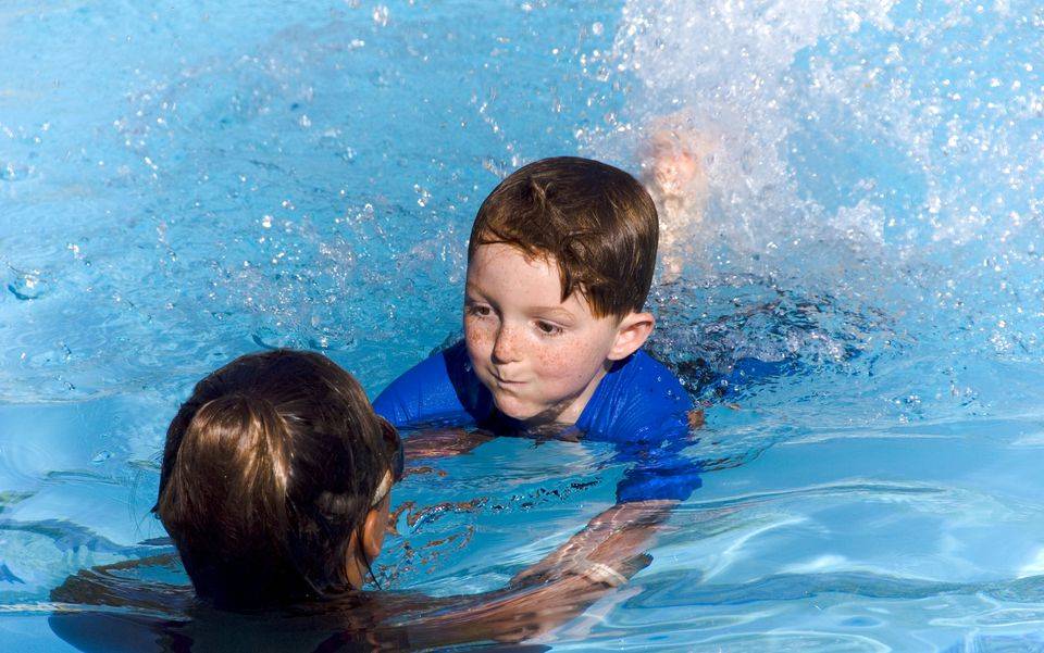 Как научиться плавать взрослому человеку самостоятельно в бассейне и на открытой воде - где, за сколько занятий и какими упражнениями?