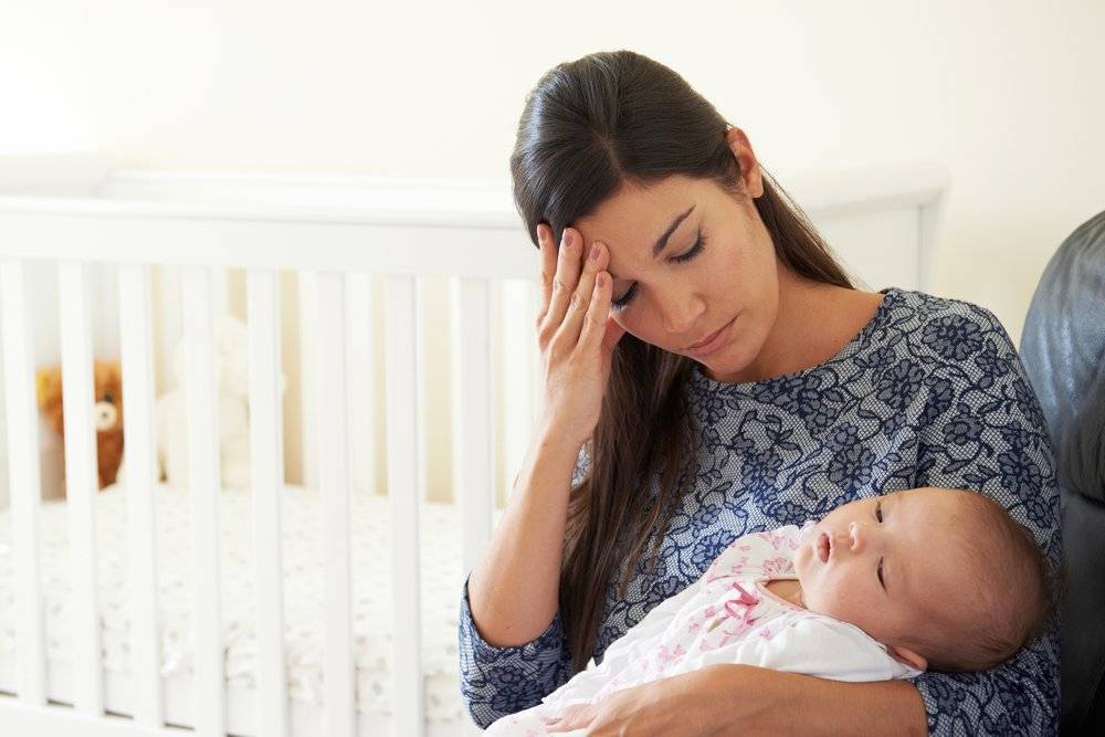 После родов: усталость и чувство вины. как помочь молодой маме?