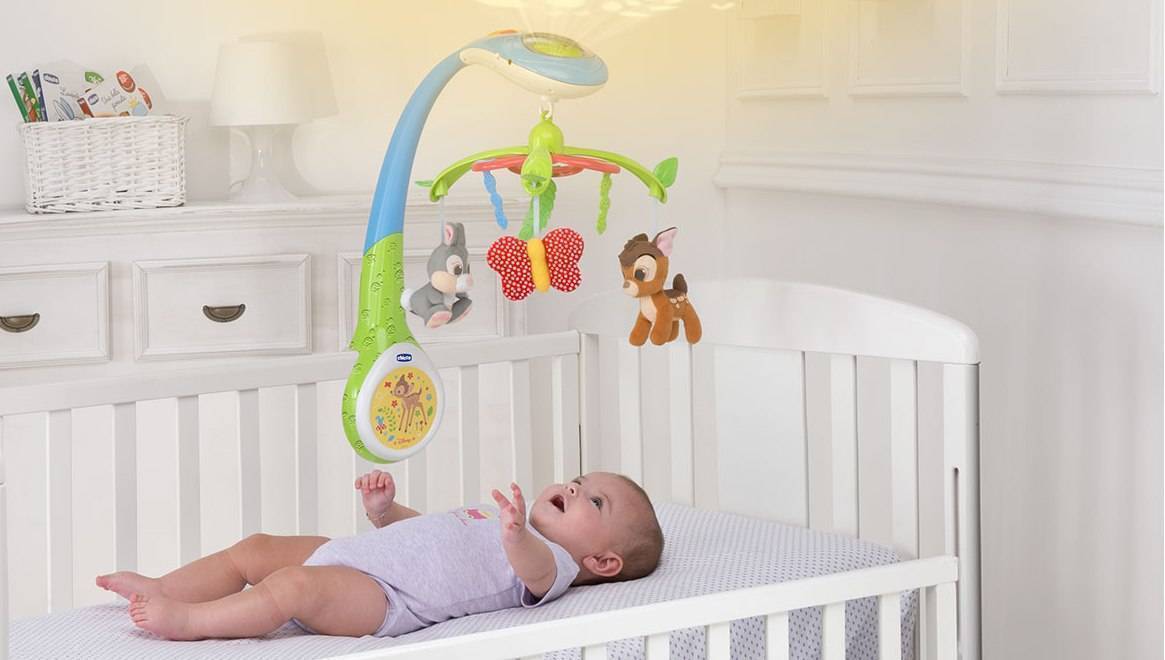 Мобиль на кроватку для новорожденных (106 фото): музыкальные мобили с проектором и карусель от tiny love и отзывы