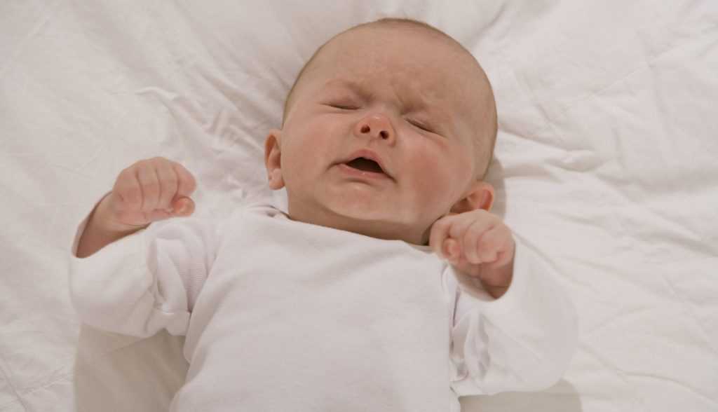 Почему новорожденный ребенок вздрагивает во сне, стоит ли беспокоиться