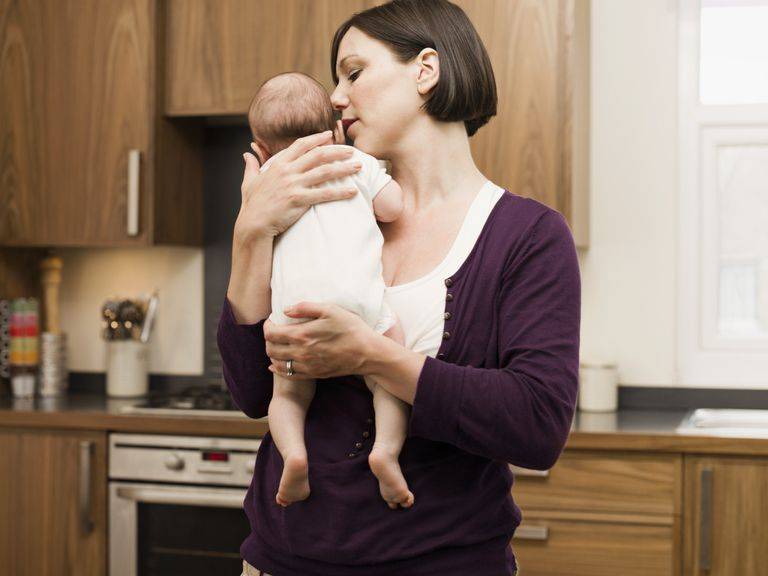 Как держать новорожденного столбиком: сколько, правильно после кормления