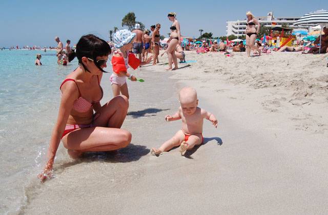 Пляжный отдых с грудным ребенком на море
