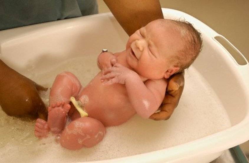 Первые дни после роддома: уход за малышом, первое купание, что делать с новорожденным, как обращаться после выписки