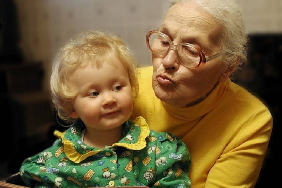 Почему ребенку полезно проводить время с бабушкой и дедушкой: 5 важных причин