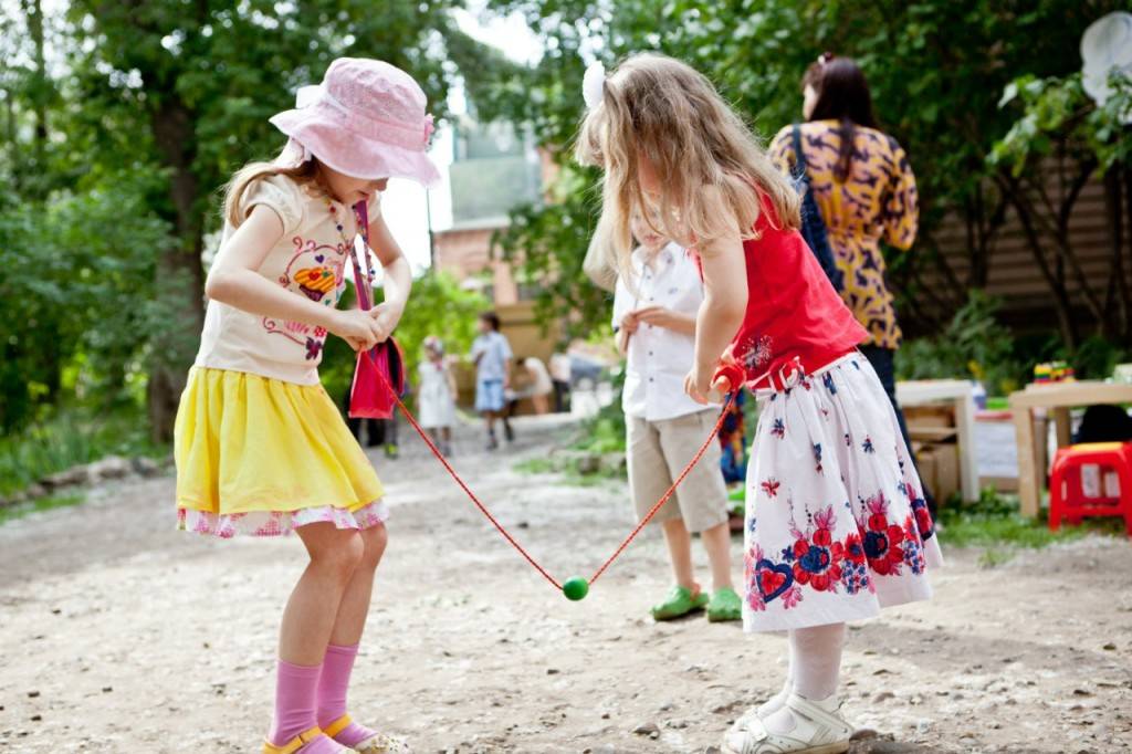 12 идей для тематической прогулки с детьми 2-5 лет – интересные прогулки для развития ребенка