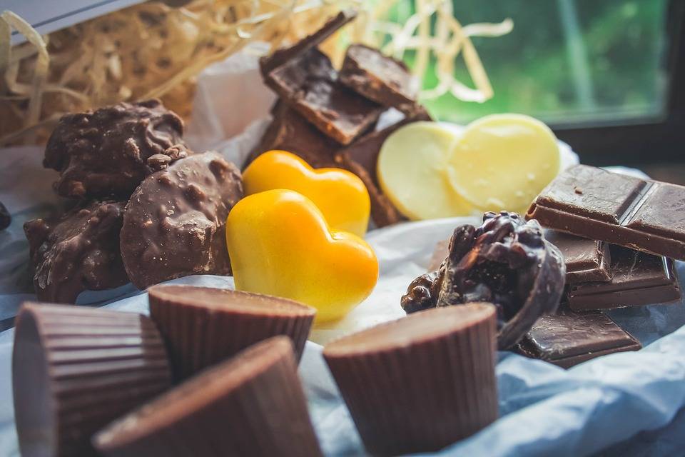 Шоколад при грудном вскармливании (гв): какой можно есть молодым мамам, а какие нельзя и почему