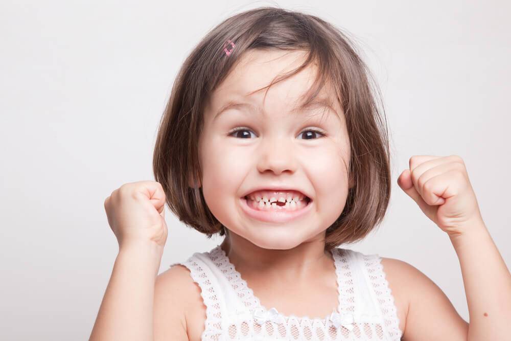 Ребенок часто высовывает язык? ждите нарушение прикуса