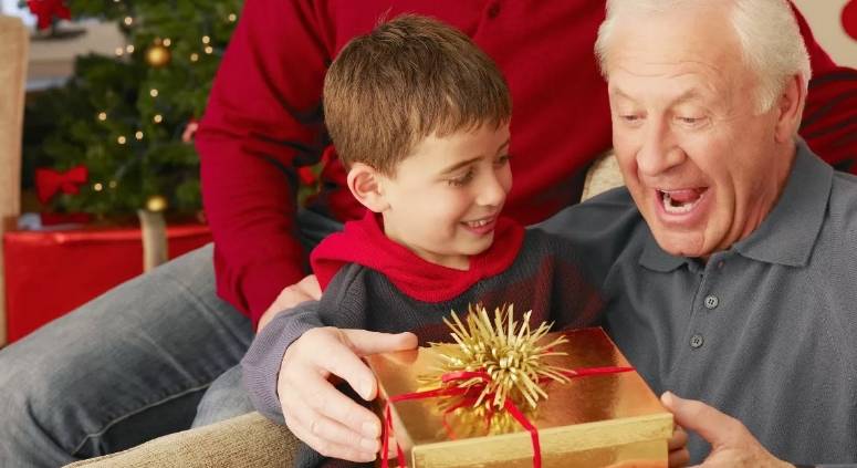 Что подарить на Новый год бабушкам и дедушкам: 6 интересных идей