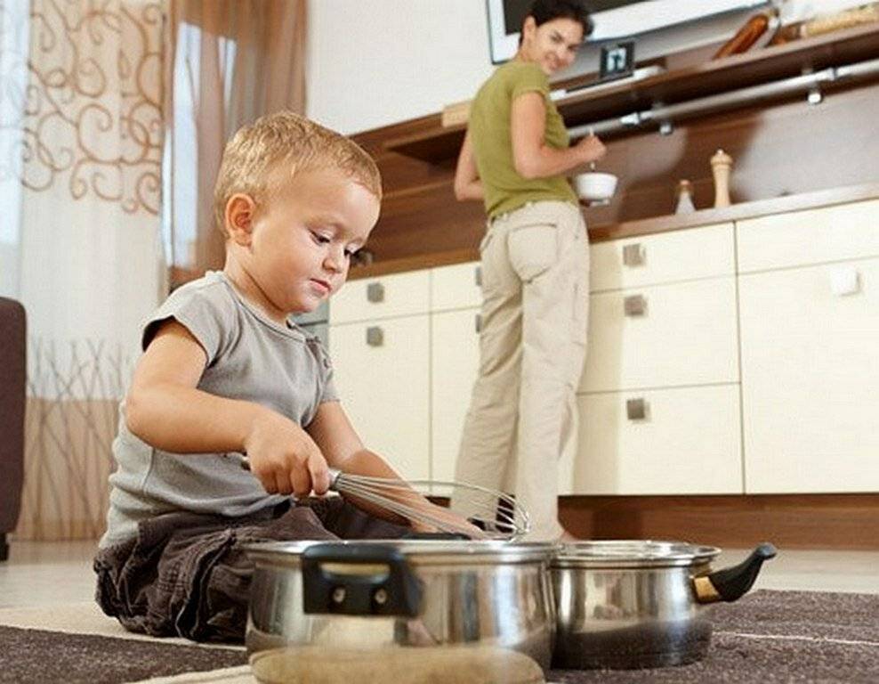 Дети на кухне: как уберечь и чем занять – обустройство