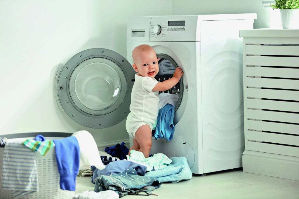 Нужно ли стирать и как гладить вещи для новорожденного ребенка и грудничка