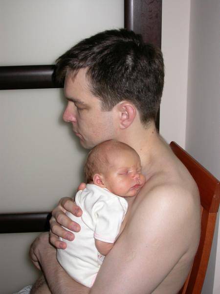 Как держать новорожденного ребенка столбиком после кормления |