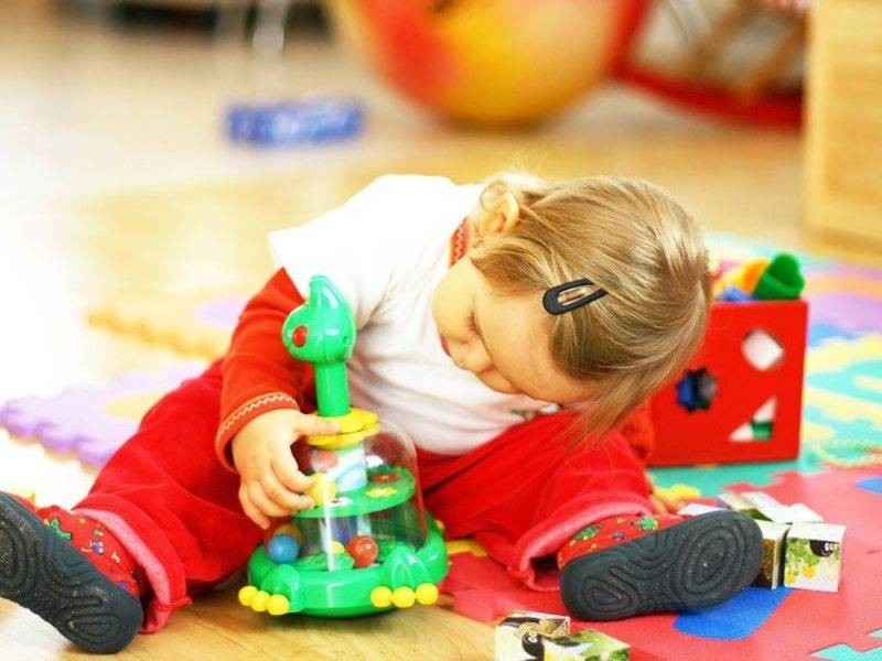 Ребёнок ломает игрушки: стоит ли ругать его за это?