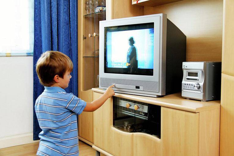 Телевизор в жизни детей: когда, сколько и что можно смотреть