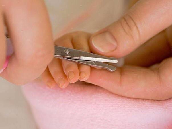 Учимся правильно подстригать ногти ребенку: выбор времени и алгоритм действий
