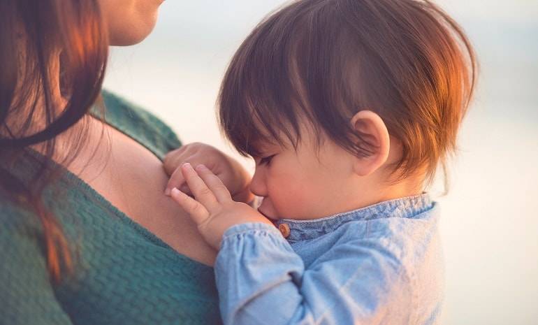 Как отучать ребенка от груди?