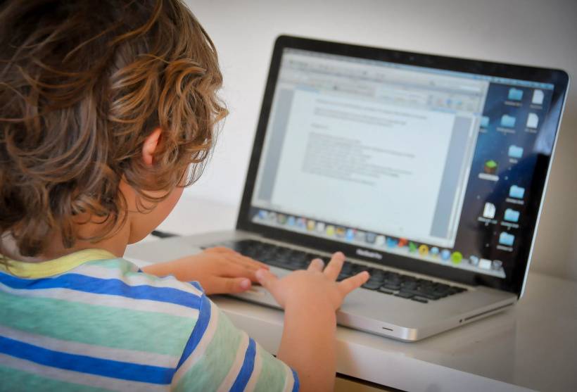 Стоит ли контролировать ребёнка в интернете? безопасность детей в интернете