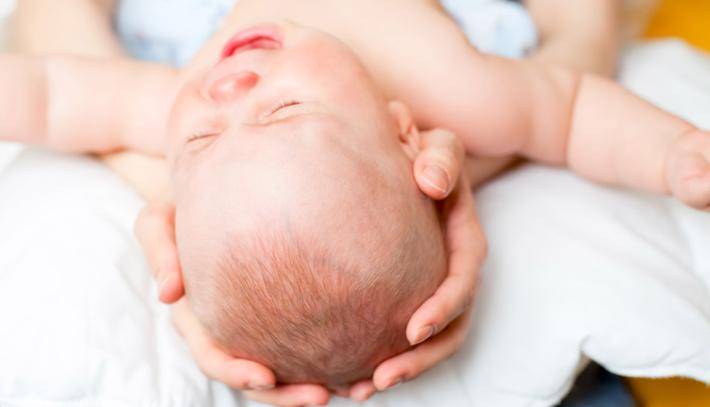 Почему малыш крутит головой во сне