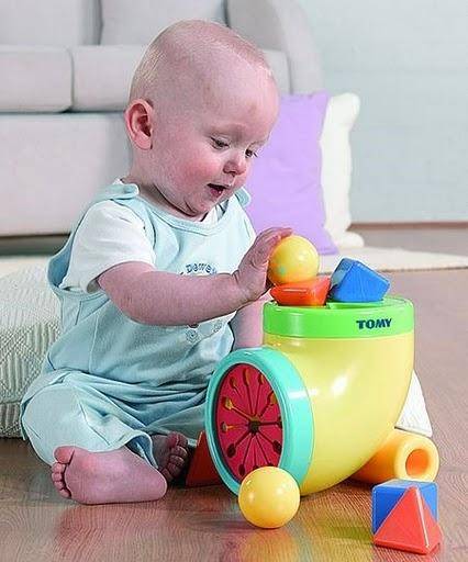Выбираем развивающие игрушки: что нужно приобрести для ребенка в 8 месяцев?