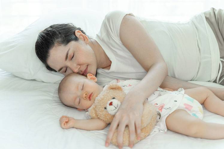 Совместный сон ребенка с родителями: преимущества и недостатки, методы приучения к детской кроватке, полезные советы