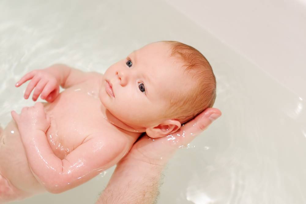 Идеальные условия для водных процедур: в какой воде купать новорожденного ребенка?