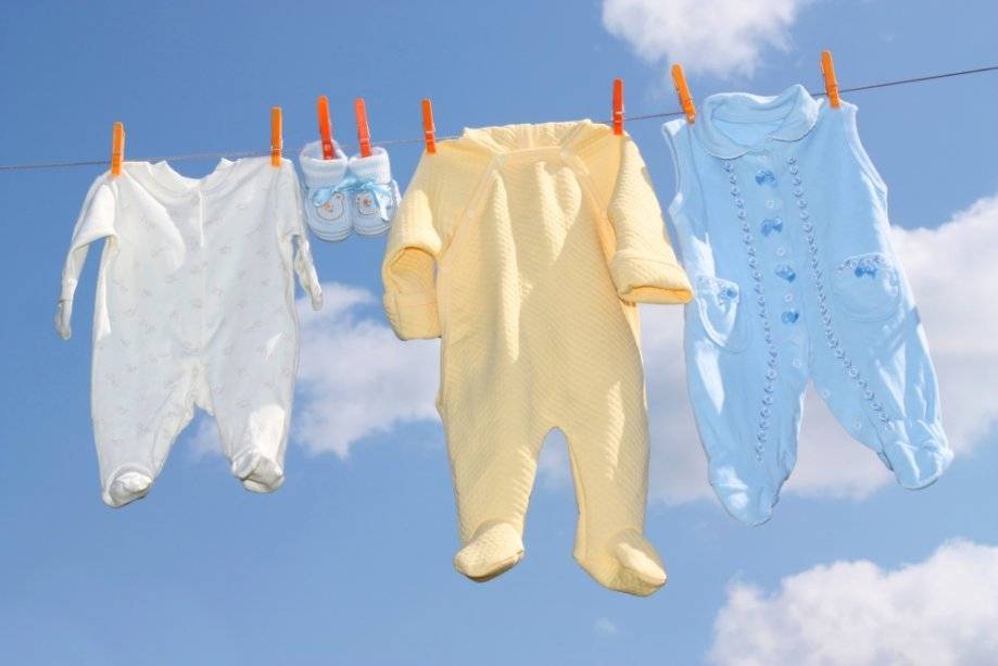 Чем стирать детские вещи для новорожденных – обзор средств, правила стирки
