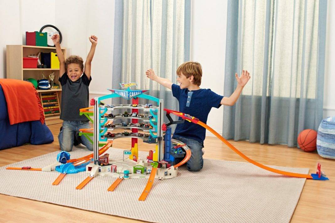 Что подарить мальчику на 10 лет - популярные и развивающие игрушки
