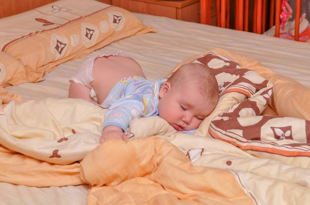 Полезно ли ребенку спать на животе