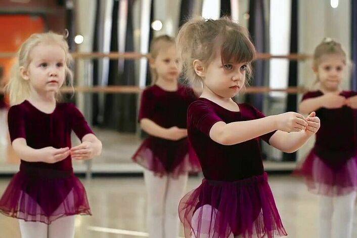 Зачем и когда девочку отдавать на танцы, советы по приобретению качественной одежды для занятий