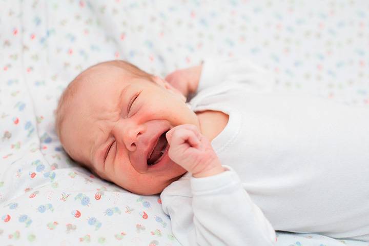 Почему ребёнок плачет во сне — 9 основных причин