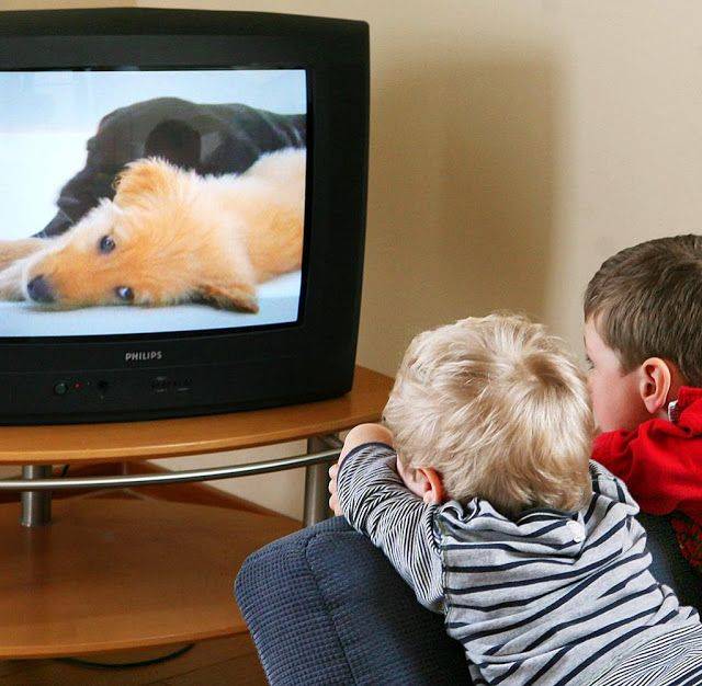 Можно ли грудным детям смотреть телевизор: почему нельзя
