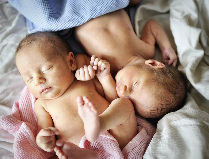 Новорожденные двойняшки: как кормить, во что одевать