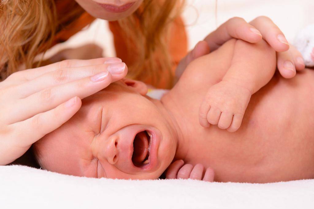 Наука о коликах: что младенцам помогает, а о чем пора забыть