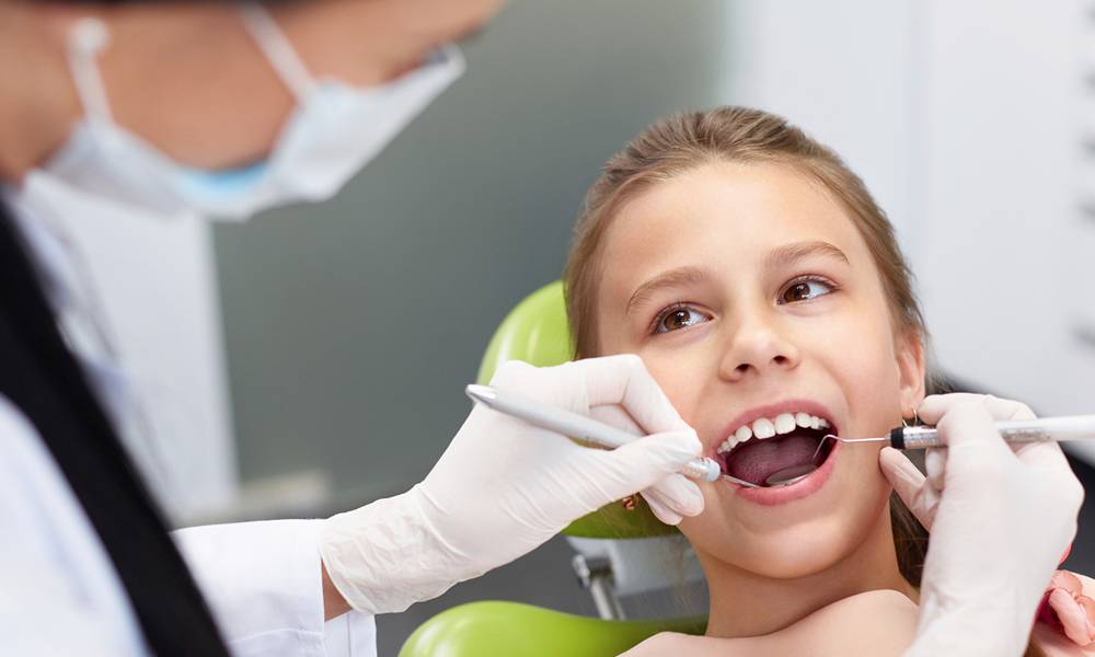 Лечение зубов у детей, цена лечения молочных зубов у ребенка.