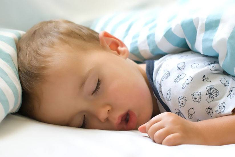 Почему новорожденные и груднички спят с открытыми глазами 2021