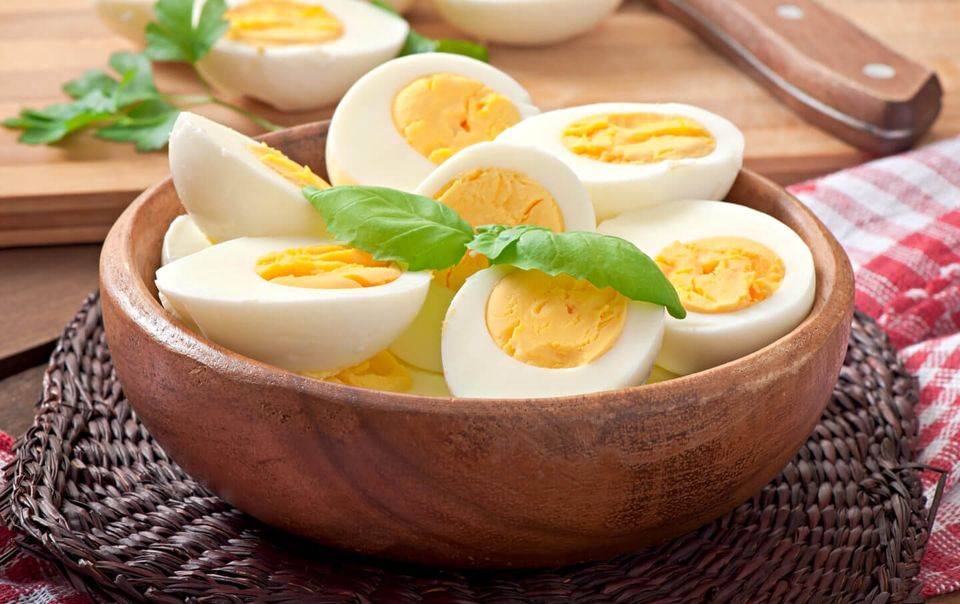 Можно ли вареное яйцо кормящей маме — польза продукта и возможный вред