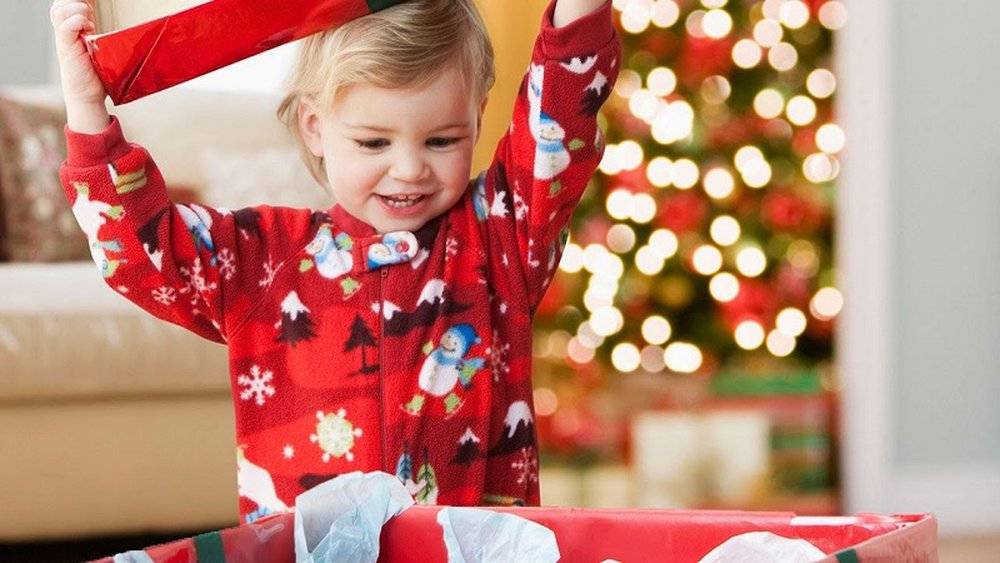 Как сэкономить на новогодних подарках для детей