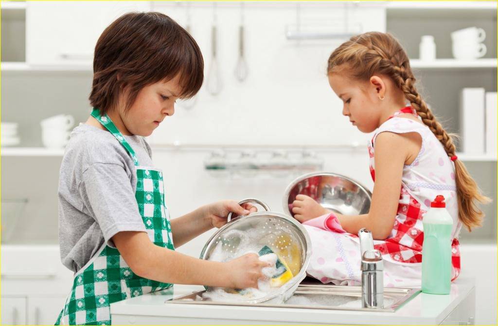 9 советов как приучить ребенка помогать по дому
