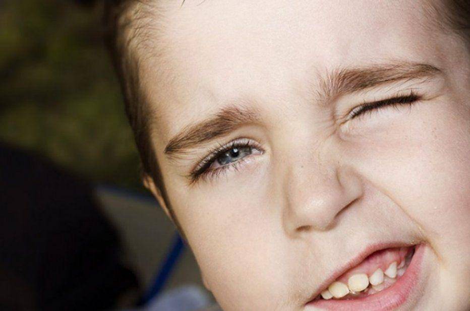 Почему ребенок часто моргает глазами и жмурится